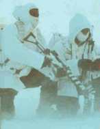 Due alpini in tenuta invernale